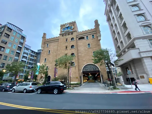 台北市·內湖親子旅館推薦-1泊2食 莎多堡焢窯好好玩  房間內有帳篷，小孩的天堂、房間乾淨舒適，附停車位、早餐，鄰近美麗華及內湖Att  內湖平價汽旅