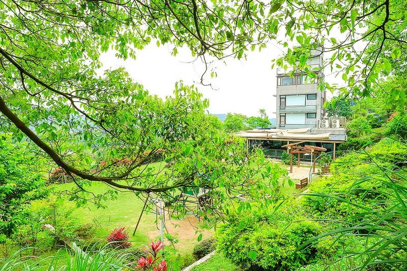 淡水親子餐廳【日光行館】隱身在一片寶寶綠的下午茶、排餐景觀餐廳