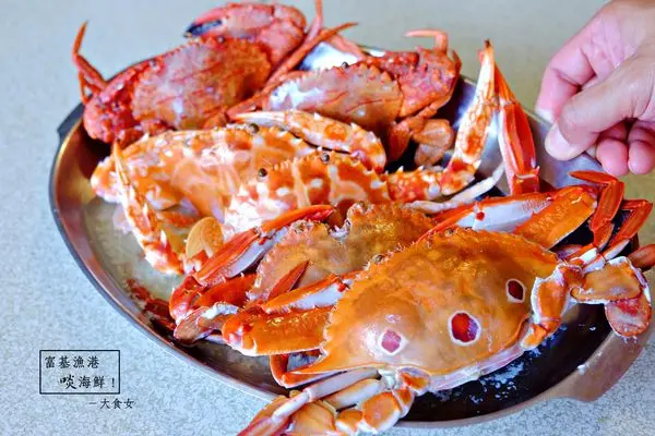 [富基漁港美食] 一起來北海岸吃海鮮！萬里蟹好新鮮啊！新北市野柳假日活蟹市集，還有代客料理服務！ 北海岸美食/台北魚市/台北海產/台北海鮮/野柳美食