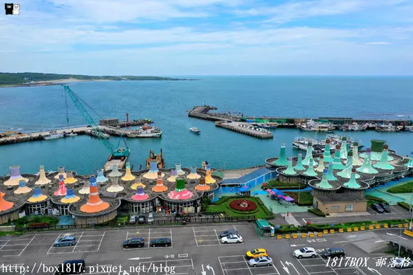 【 新北。石門】富基漁港。50頂鋼構"墨西哥帽"造型的「富基漁港魚產品銷售中心」。北海岸小漁港