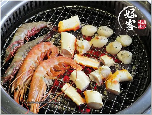 【台北】東區Bistro 98/火鍋燒烤吃到飽/啤酒無限暢飲。聚餐好選擇「好客-酒吧燒烤(忠孝店)」帝王級食材，滿足味蕾的頂級享受。帝王蟹腳、帝王戰斧牛排、霸王蝦、美國大干貝，好客通通吃的到