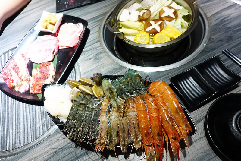 (胖樺食記)台北東區推薦燒肉吃到飽「好客酒吧燒烤-台北忠孝店」/調酒啤酒喝到飽/好海派/澎湖明蝦霸王蝦泰國蝦生蠔大干貝牛舌/出示文送調酒/捷運忠孝復興站美食