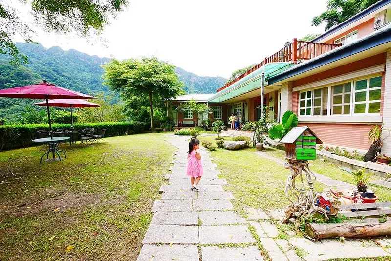 『苗栗。三義』 柏竺山莊民宿｜位於苗130縣道山林小徑裡傳說「流奶森林」中的森林秘境民宿。擁有絕美山景、豐富自然生態，簡樸親切的柏竺山莊。