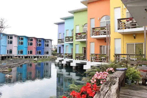 希臘風五色蠟筆建築的河畔水上小木屋❤水岸森林宜蘭民宿