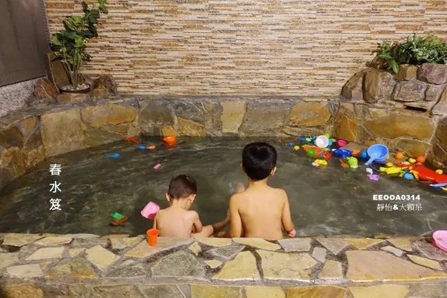 宜蘭礁溪溫泉 ▶ 春水笈溫泉湯屋 ▶ 平價、超大家庭泡湯池 泡湯還可以玩水 雙人湯屋$300元、家庭湯屋$580元