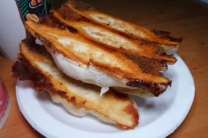 捷運石牌站 阿財鍋貼(石牌店) , 鍋貼酥脆的煎皮好吃耶