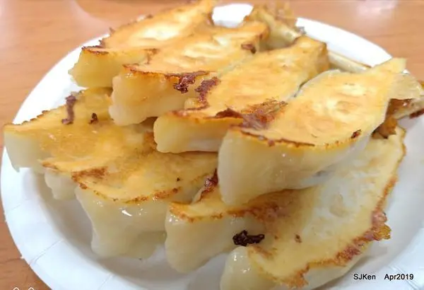 (台北捷運淡水線石牌站周邊美食)「阿財鍋貼水餃專賣店 - 石牌創始店」---人氣鼎盛老店，主打鍋貼、水餃與酸辣湯。