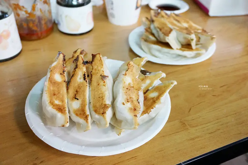 【石牌】★阿財鍋貼★人氣排隊美食！麵皮煎得金黃酥脆，內餡帶韭黃香氣好美味｜傳統小吃 銅板美食 硬骨魚覓食中