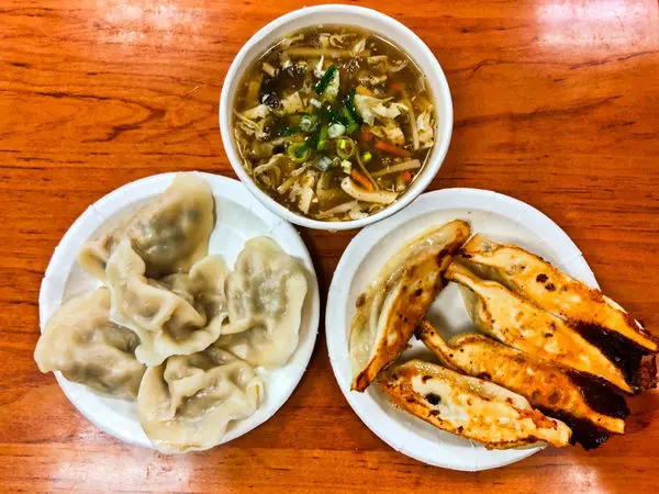 ＝台北美食＝ 石牌美食推薦｜『阿財鍋貼創始店』：香氣撲鼻的內餡與Ｑ彈外皮的結合