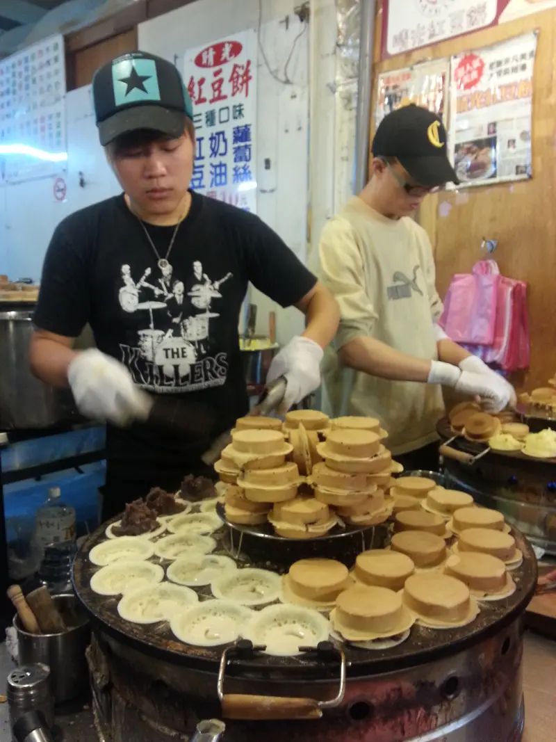 排隊銅板美食。晴光紅豆餅。餡多皮薄。一口咬下讓人有餡料爆漿的感覺！