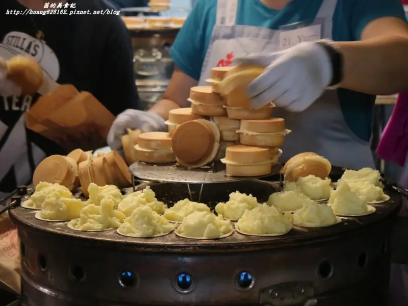 【台北中山區 】晴光市場美食『晴光紅豆餅』 奶油 紅豆車輪餅滿滿的內餡通通只要12元