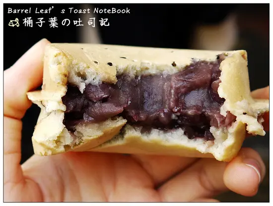 【銅板點心】台北市中山區│晴光紅豆餅 (晴光市場內) (捷運中山國小站) -- 終於吃到想好久的爆餡紅豆餅~!