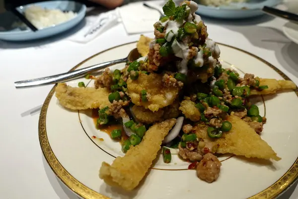 (胖樺食記)晶湯匙泰式主題餐廳·SOGO復興店，推超厚金錢蝦餅及椒鹽松阪豬/京站/東區/泰式料理/捷運忠孝復興