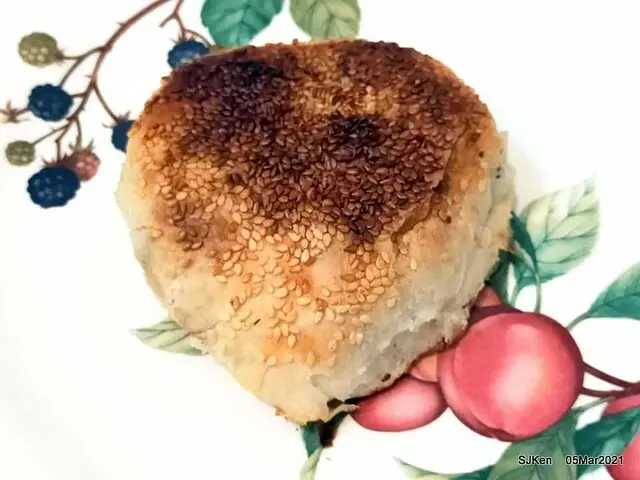 (北捷南港展覽館站周邊美食)「南港老張炭烤燒餅店」 --- 皮薄酥脆中帶炭烤焦香，內餡紮實美味的人氣排隊燒餅店。