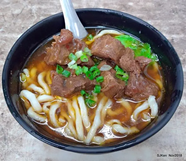 (台北捷運板南線西門站周邊美食)33年老店「元之寶拉麵湯餃館」 --- 主打牛肉拉麵、湯餃與水餃，傳統老滋味! 