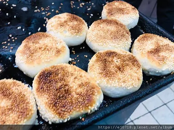 |美食|台北萬華 萬大碳烤燒餅店 蟹殼黃 酥餅 超人氣排隊小吃 平價美食小點 捷運龍山寺站