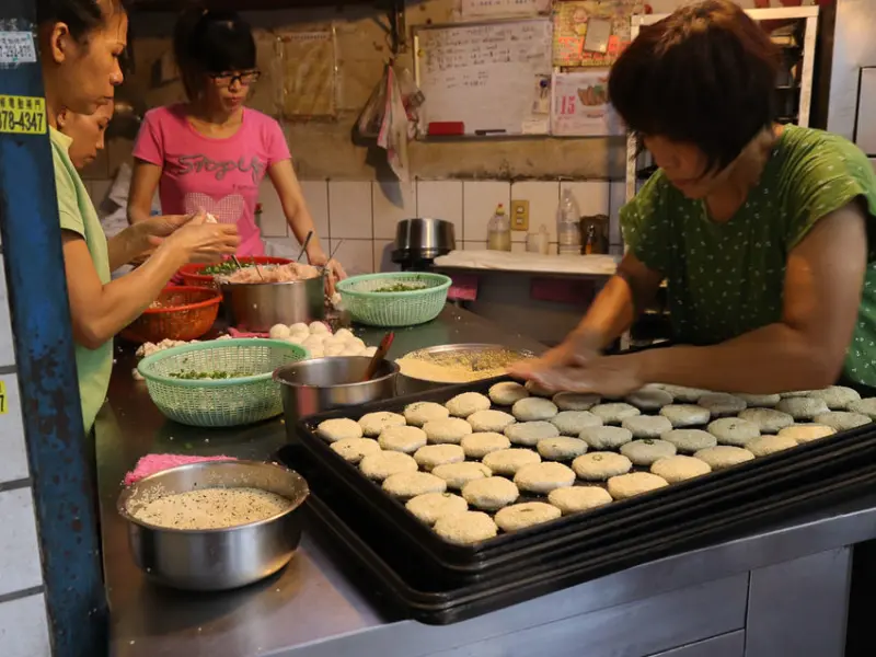 萬華必吃美食》萬大蟹殼黃燒餅出爐秒殺，傳承20年老店，酥香外皮永遠吃不膩 - Lexies Blog，寫食派
