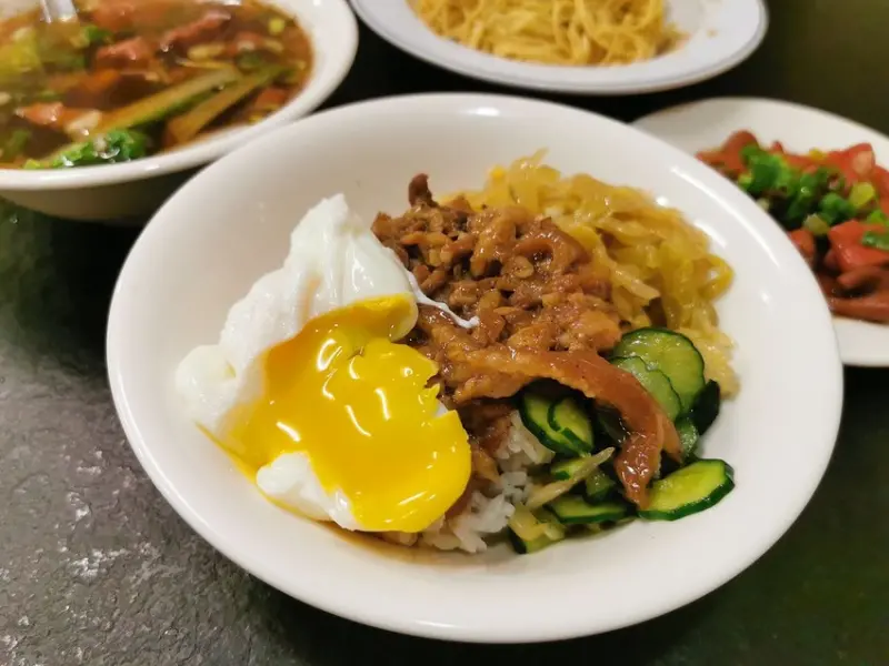 (西門捷運站)西門美食/西門小吃-西門涼麵/極脆涼麵,一甲子的老店不斷推出新產品-邪惡水波蛋魯肉飯,波蘿蛋黃酥