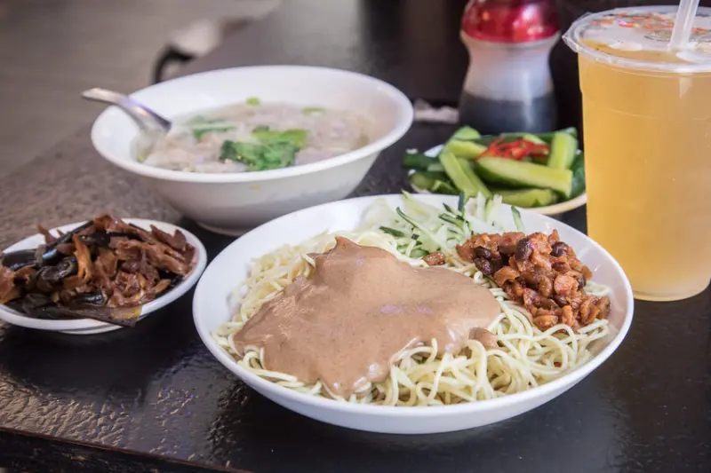 [台北萬華]百元吃飽飽！西門町人氣最爆棚的小吃店～西門麵店 - 大手牽小手。玩樂趣