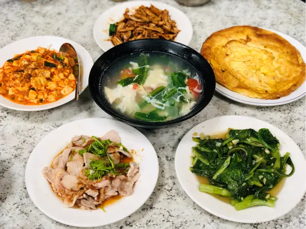 【台北美食￭萬華區】新芷園川菜館 x 道道開胃很下飯，相約聚餐來開飯║ 萬華美食、萬華川菜、合菜餐廳