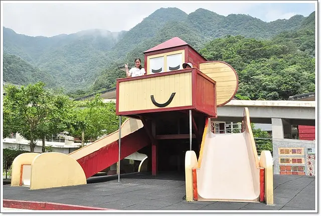 新北市．猴硐國小~可愛指數破表的『猴腮雷溜滑梯』