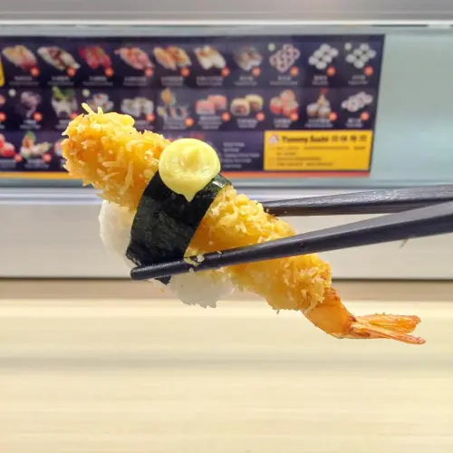 【男子吃吧】台北西門町。弥味壽司 YUMMY SUSHI。全台第一間電動直線快車壽司店。