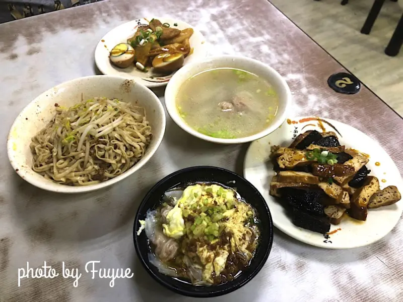 |台北萬華‧小吃| 宵夜美食.不怕半夜肚子餓《程味珍意麵》眾多滷味小菜可挑選.捷運西門站