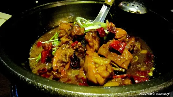 瘋麻辣頂級鴛鴦麻辣火鍋-麻辣鍋遇上花雕雞的味覺新體驗