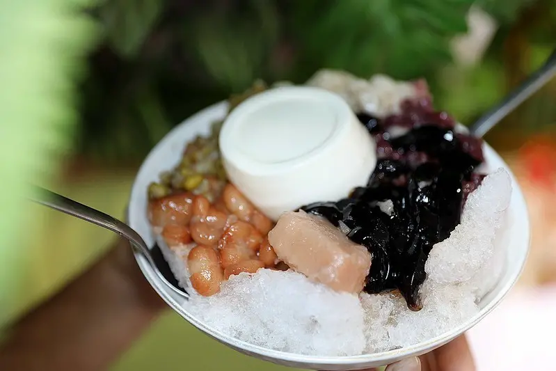 萬華超人氣百年剉冰冰菓店！招牌超綿奶酪八寶冰必吃