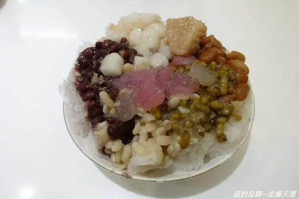 [萬華美食] 龍都冰菓專業家 ～ 百年老店搬新家，八寶冰料多實在超好吃，木瓜牛奶濃郁好喝，萬華龍山寺華西街必吃老店
