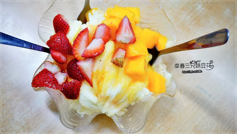 【幸春三兄妹豆花】西門捷運站～外國遊客最愛來的冰店，炎炎夏天就是要點一碗芒果冰來消暑，超人氣10人份的霸王冰，等著妳來挑戰