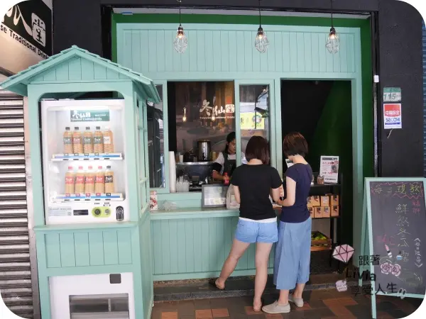 美食。飲料│台北萬華區 西門町捷運站 艋舺本店 冬仙堂頂級古早味奶茶 新鮮冬瓜熬煮 奶茶自動販賣機 ❤跟著Livia享受人生❤
