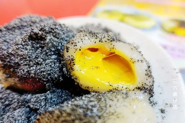 萬華・龍山寺美食 ▶ 三六圓仔店 ▶ 邪惡・會爆漿的黃金麻糬 原來還有包起司的燒麻糬 也有古早味刨冰及甜湯 #三水街美食