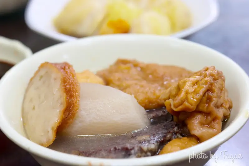 |台北萬華‧小吃| 艋舺老字號《亞東甜不辣》美味獨特黑醬.捷運龍山寺站