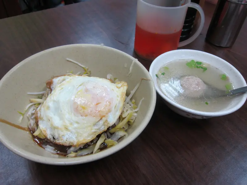 古典裝潢的古早味麵店~阿伯蛋包麵