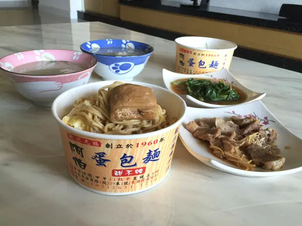 阿伯蛋包麵‧兩塊豆干+荷包蛋+滷汁油麵，單純的古早味小吃從凌晨三點半就吃得到!!!