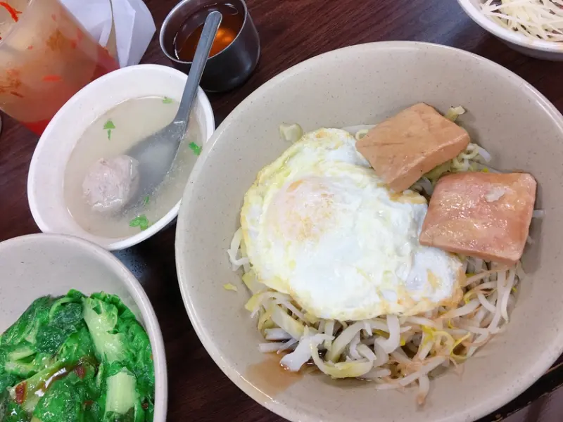 台北萬華x台式料理【阿伯蛋包麵】銅板小吃/ 蛋包麵加貢丸湯/ 巷弄隱藏版小吃/ 宵夜也有得吃