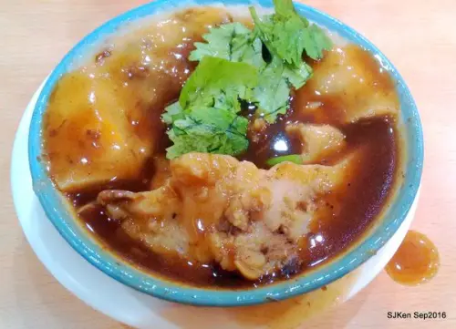 「王記府城肉粽」西門店 --- 香嫩可口份量十足的「碗粿」與「魚丸蘿蔔湯」。