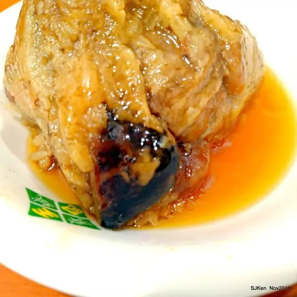 (台北捷運板南線西門站周邊美食)「王記府城肉粽」西門店 --- 國內外客人匯集，美味可口的「肉粽」與「蘿蔔魚丸湯」。 