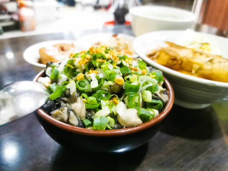 (龍山寺站)萬華美食/華西街夜市-阿義魯肉飯,浮誇的蚵仔魯肉蓋飯,IG爆紅打卡熱點,IG美食