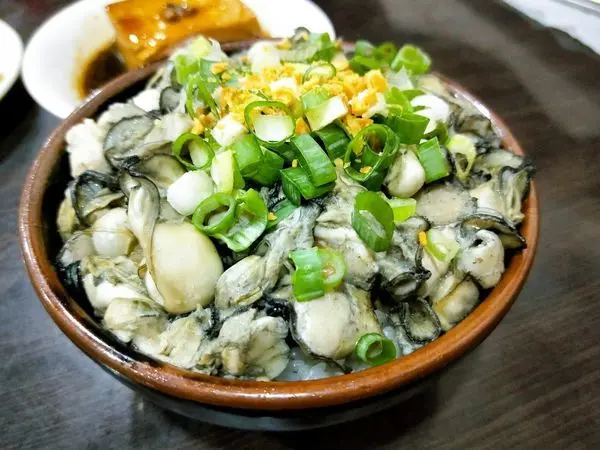 美食【台北市萬華區。阿義魯肉飯】蚵仔魯肉蓋飯｜台版海陸丼飯｜華西街觀光夜市