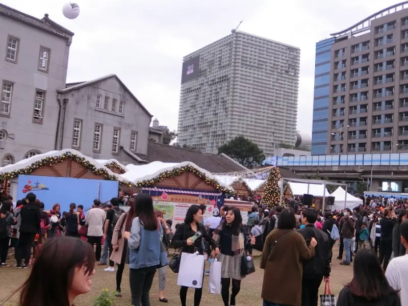 食尚期貨小咪 ♥ 【踏入台北華山文創聖誕市集跟風~2016年華山文創歐洲耶誕市集-中華航空聖誕節市集多到爆炸的人潮】