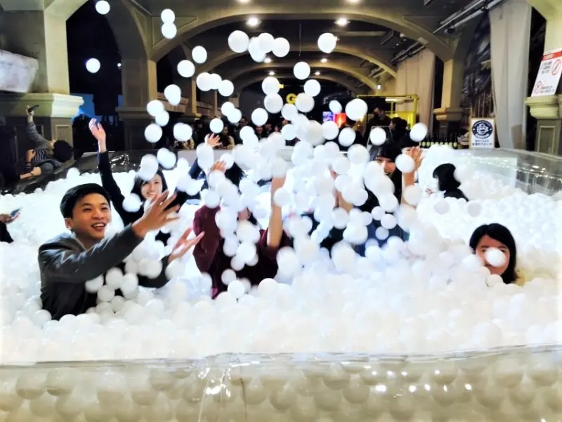 【台北華山文創園區 | 展覽】專屬大人的遊樂場 x 超好玩白色球池 ∞ GQ夜博館 Good Night Museum