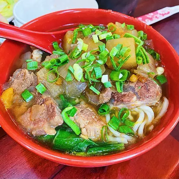 [台北小吃]內湖區內湖站「通化老師傅牛雜湯 牛肉麵 內湖美食」湯清甘甜的紅燒牛肉麵/滷牛筋Q彈口感超佳/各式小菜選擇多/附菜單