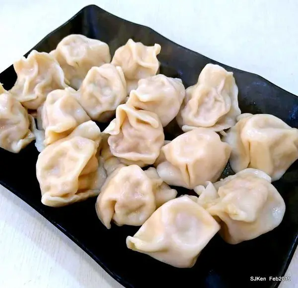 「東湖好餃子總店」--- 皮薄餡多好餃子，酸辣湯用料豐盛好味道!