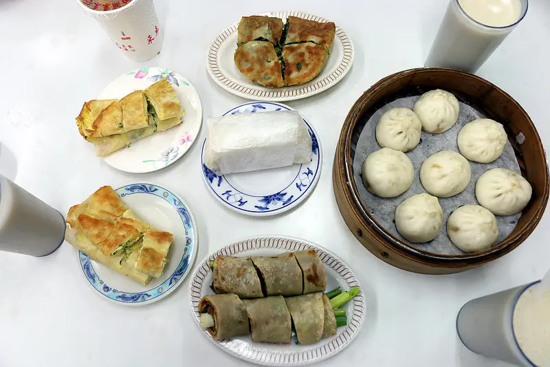 台北。內湖～２４小時營業。內湖必吃宵夜。超強蛋餅。美麗華旁～來來豆漿(台北總店)（捷運劍南路站）