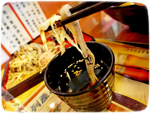 [邀約]夏天就該來吃含著淡淡烏龍茶香的轉角冷麵~