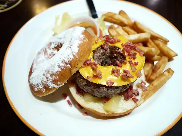 【食記】台北*內湖。裘斯漢堡*平價美式甜甜圈漢堡