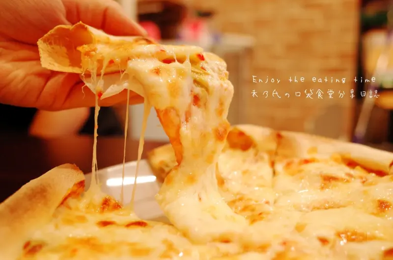 ｜關於美食（台北東湖TAIPEI x 布諾手工窯烤披薩Buono Pizza）｜Enjoy the eating time禾乃氏從口袋掏出食堂分享日誌－隱身巷弄極脆餅皮與厚實牽絲起司披薩，味美平價高C