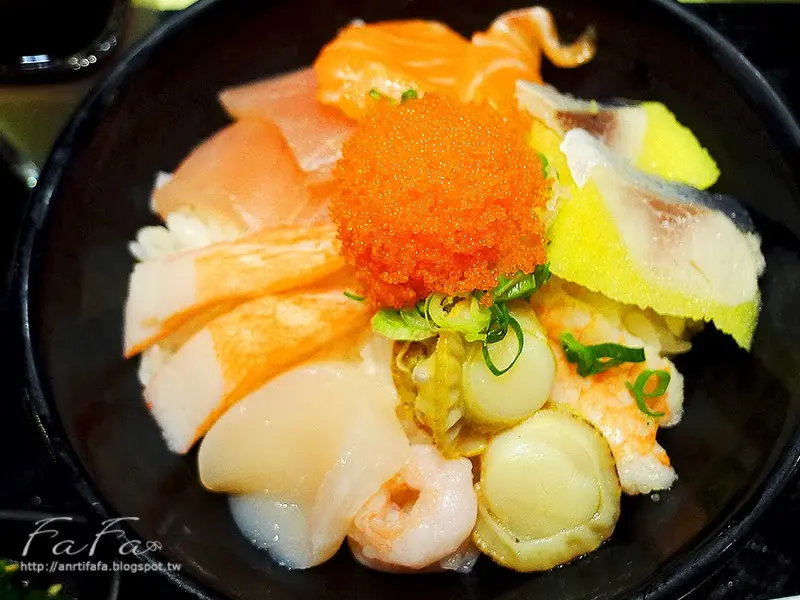 
[食記] 定食8 。 180元均一價 豪華海景丼
